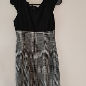 Elegant  London Times Black and White Dress.Perfect For Dining Out..